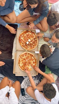 Family Pizza Photography, People Eating Pizza Photography, Pizza Hur, Pizza Moodboard, People Eating Pizza, Meeting Goals, Pizza Friend, Family Pizza Night, Pizza Delivery Man