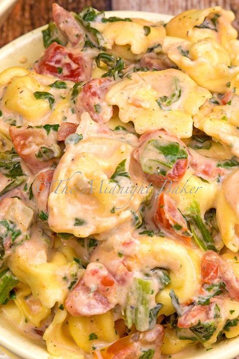 Creamy Spinach and Tomato Tortellini ~ if you want a quick and tasty meal, look no further than this dish. Tortelinni Sauce Recipe, Tortellini Dishes, Fire Roasted Tomatoes Recipe, Pasta Casseroles, Tomato Tortellini, Italian Entrees, Jello Salads, Food Thoughts, Spinach Tortellini