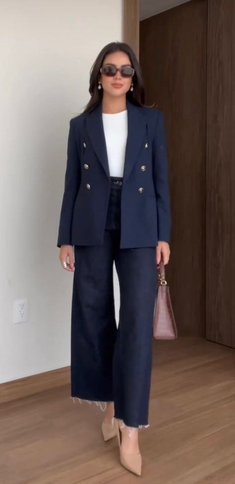 Navy Blue Corporate Attire, Navy Blazer Summer Outfit, Navy Vest Outfits For Women, Outfit Blazer Azul Marino, Navy Blazer Outfit Women Work, Navy Blue Blazer Outfit Women, Navy Blazer Outfit Women, Navy Coat Outfit, Navy Blue Blazer Outfit