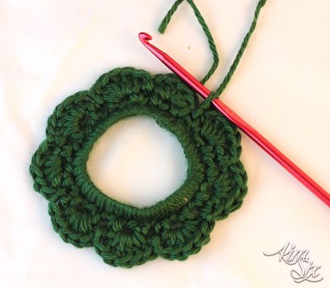 Crochet Ring Patterns, Christmas Tags Handmade, Plastic Rings Crafts, Creative Christmas Crafts, Crochet Christmas Wreath, Crocheted Christmas, Crochet Wreath, Plastic Rings, Crochet Rings