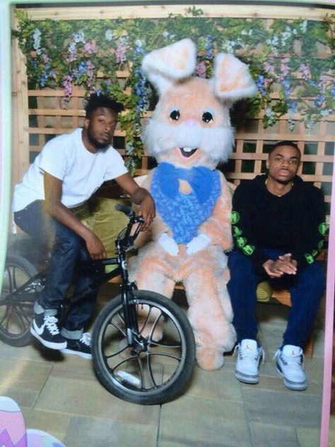 Isaiah Rashad & Vince Staples Isaiah Rashad, Vince Staples, Bf Love, Rap Wallpaper, The Easter Bunny, Hip Hop Artists, Mug Shots, Gray Tshirt, Grey Hoodie