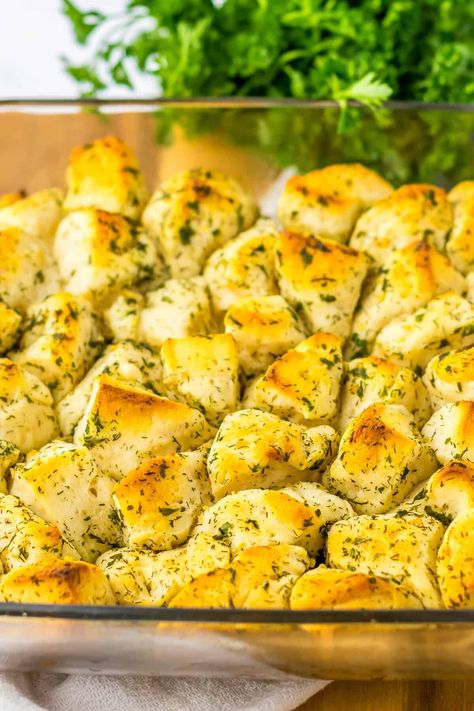 Herb Biscuit Pull-Apart Bread Pizza Type Recipes, Pillsbury Biscuit Recipes, Herb Biscuits, Flakey Biscuits, Easy Dinner Side Dishes, Savory Monkey Bread, Pull Apart Garlic Bread, Canned Biscuit, Monkey Bread Recipe