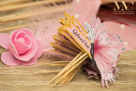 sweet topper for nikah ceremony Methai Decor For Engagement, Baat Pakki Favors, Nikha Pen Decoration, Mithai Toppers, Nikkah Pen Decoration Ideas, Nikkah Mirror Rasam, Qabool Hai, Nikkah Ideas, Nikah Decor