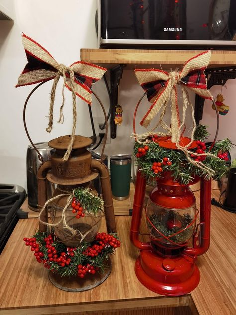 Decorated Christmas Lanterns Ideas, Christmas Lantern Decor, Christmas Lantern Decor Ideas, Christmas Lantern Ideas, Natal Country, Church Christmas Party, Lantern Christmas Decor, Lantern Decor, Pretty Christmas Decorations