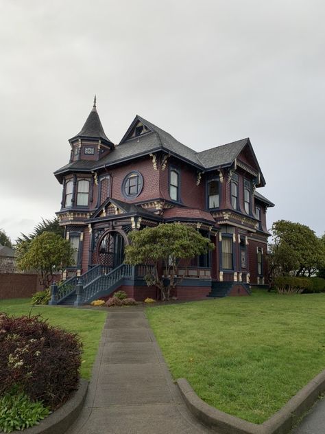 The Love Witch House, Dark Academia House Exterior, Dark Victorian House, Dark Academia House, Incredible Houses, Victorian Gothic House, Academia House, The Love Witch, Rat House