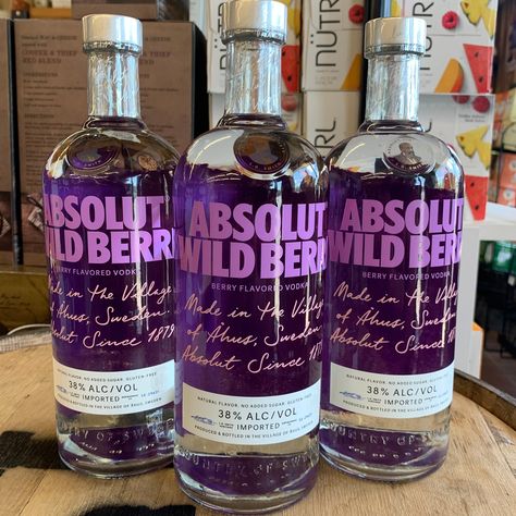 🕶️⛱️Summer flavor alert‼️🚨 Absolut Wild Berri Vodka is here. Try a Wild Berri Lemonade🍋😍 🍹2 parts Absolut Wild Berri Vodka 🍹4 parts lemonade 🍹4-5 raspberries 🍹1 lemon wedge Fill a highball glass with ice, add vodka & lemonade, stir, garnish with berries and lemon wedge. Have an Absolut BLAST🍹🥂🤤 #elmaliquor #absolutvodka #happyhour Absolut Vodka Aesthetic, Vodka Flavors, Healthy Water Drinks, Bling Bottles, Pretty Alcoholic Drinks, Raspberry Vodka, Vodka Lemonade, Wine Club, Alcohol Aesthetic