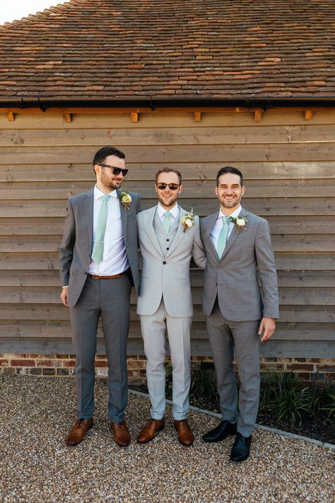 Light Grey Suit With Green Tie, Grey Suit Brown Shoes, Knot Ideas, Glittery Wedding, Groomsmen Ideas, Bridesmaids Ideas, Elegant Veils, Groomsmen Grey, Grey Suit Wedding