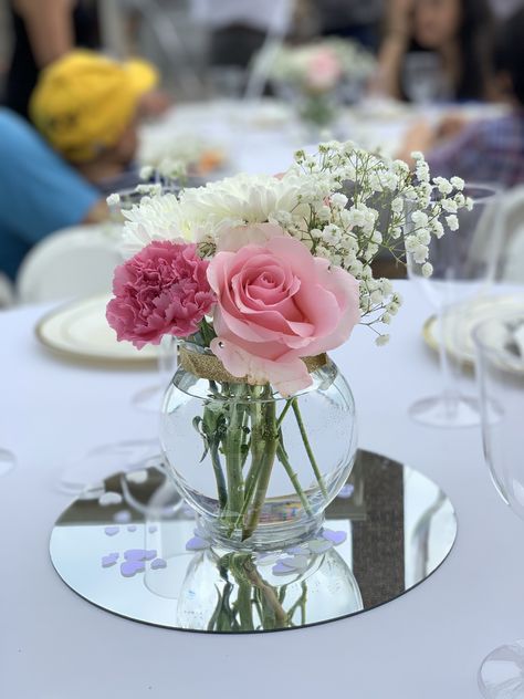 Simple Pink Rose Centerpieces, Easy Pink Floral Arrangements, Bridal Shower Small Centerpieces, Cute Pink Centerpieces, Simple Cute Centerpieces, Cute Flower Centerpieces, Flower Birthday Centerpieces, Small Pink Flower Centerpieces, Simple Sweet 16 Centerpieces