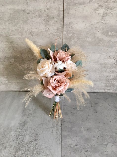 Papas Grass Bouquet, Rustic Pink Bouquet, Flower Bouquet With Pampas, Pampas Eucalyptus Rose Bouquet, Cinnamon Rose Bridal Bouquet, Pampas And Rose Bouquet, Rustic Hand Bouquet Wedding, Dusty Pink Fall Wedding, Country Bouquet Wedding