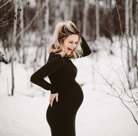 Country Maternity Photography, Snow Maternity Photos, Family Pregnancy Photoshoot, Winter Pregnancy Photoshoot, Winter Maternity Pictures, Winter Maternity Shoot, Shooting Pose, Maternity Photography Winter, Maternity Picture Outfits