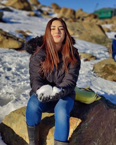 Kashmir Outfit Ideas, Kashmiri Outfits For Women, Disha Parmar, Alia Bhatt Photoshoot, Cute Couples Photography, Trip Outfits, Snowboarding Outfit, Stylish Photo Pose