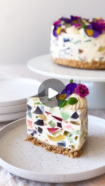 Matklubben Trondheim on Instagram: "🌸TERRAZZO CHEESECAKE 🌸  Here’s the requested English translation 🥰  HOW TO DO IT: You need to start by making colorful jelly, preferably the night before. It needs to set properly before being added to the cream cheese filling  JELLY FOR THE FILLING: 1/2 pack of kiwi jelly 1/2 pack of raspberry jelly 1/2 pack of lemon jelly 1/2 pack of blueberry jelly (Or 2 whole packs of two of the colors if you don’t want to be left with 4 half packs 😂🙈)  Prepare the jelly as instructed on the package (you can choose to reduce the water amount a bit if you want a sharper color and stronger flavor, but don’t reduce it too much, max 0,5 dl, otherwise, the texture will be completely wrong). We let the jelly set in 4 different loaf pans.  CREAM CHEESE FILLING : 6 shee Gelatin Sheets, Jelly Cheesecake, Blueberry Jelly, Raspberry Jelly, Jelly Desserts, 10 Birthday Cake, Lemon Jelly, Jelly Cake, Digestive Biscuits