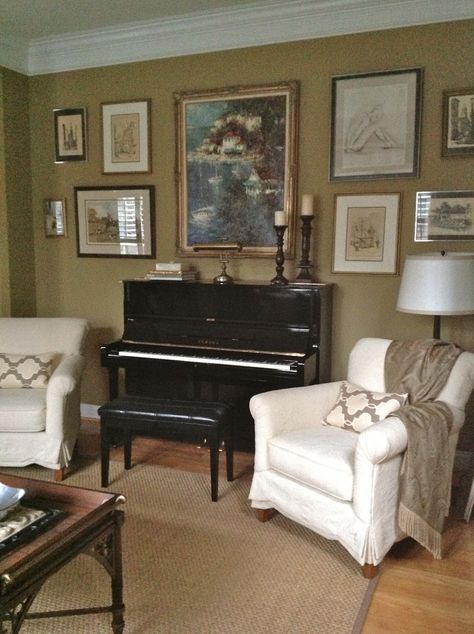 Gallery wall around piano Wall Art Above Piano, Gallery Wall Around Piano, Pianino In Living Room, Decor Above Piano, Piano Setup, Piano Decorating Ideas Top Of, Upright Piano Decor, Piano Room Decor, Piano Living Rooms