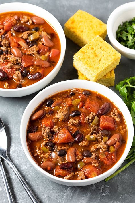 Easy Stove Top Chili - So hearty, flavorful and ready in under an hour! #chili #recipe #easy #best #beef Stove Top Chilli Recipe, Easy Stovetop Recipes, Vegetarian Chili Recipe Crockpot, Stove Top Chili, Chili Receipes, Chili Recipies, Easy Stovetop Chili Recipe, Easy Beef Chili Recipe, Best Easy Chili Recipe