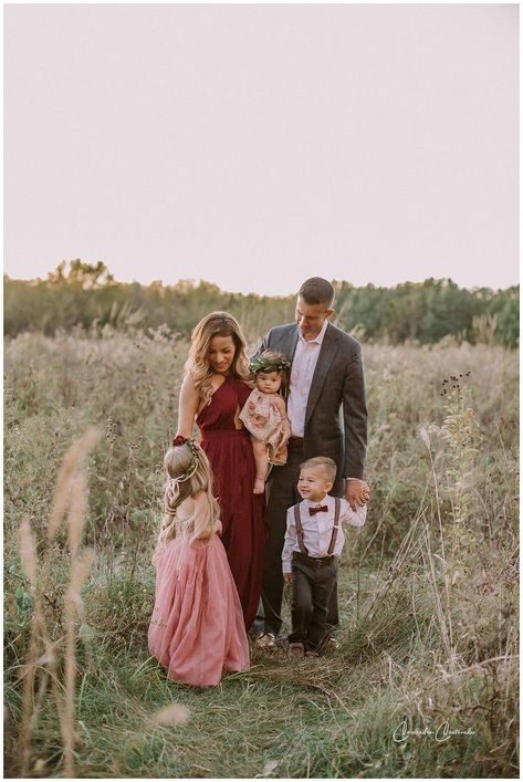 Family Portrait Outfits, Fall Family Portraits, Fall Family Photo Outfits, Family Christmas Pictures, Family Picture Poses, Family Pic, Fall Family Pictures, Family Photo Pose, Family Inspiration