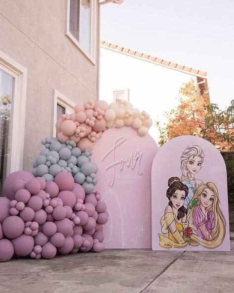 Modern Disney Princess Birthday Party, Modern Disney Princess Party, Disney Princess Party Balloons, Princess Party Balloon Garland, Boho Disney Princess Birthday Party, Princess Theme Balloon Decoration, Modern Princess Birthday Party, Disney Princess Birthday Backdrop, Modern Princess Party