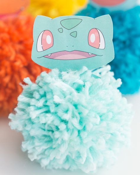 Så gör du egna Pokémons som pompoms - Fixa Själv Pokemon Pom Pom Diy, Pokemon Pom Pom, Pokemon Crafts, Pokemon Themed Party, Pokemon Room, Summer Camp Activities, Pokemon Craft, Pokemon Birthday Party, Pokemon Theme