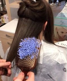 Your brush is handier than you thought when it comes to getting an ombre Color Hair Styles, Short Layered Hairstyles, Hair Color Brush, 2016 Hair, Hair Dye Tips, Hair 2016, Layers Short, Beach Blonde, Layered Hairstyles