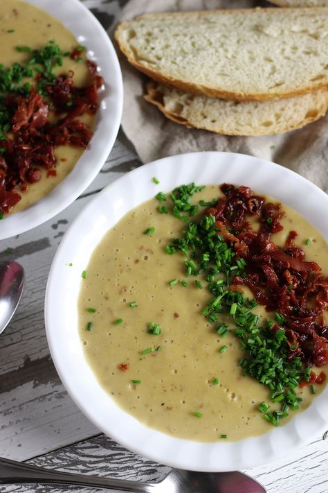 The potato lovers dream come true! Lemon Rosemary Crockpot Potato Soup is ultra creamy with slow cooked red potatoes and the fresh flavors of lemon and rosemary. Topped with crispy prosciutto and chives, this soup is amazing! https://www.thefedupfoodie.com Crockpot Potato Soup, Bisque Soup Recipes, Crockpot Potato, Lobster Bisque Soup, Crispy Oven Fried Chicken, True Lemon, Bisque Soup, Crispy Prosciutto, Chimichurri Recipe