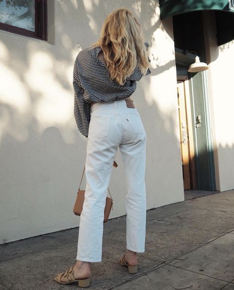 Best White Jeans, Looks Jeans, White Levis, Chique Outfits, Beige Outfit, Plaid Outfits, Easy Style, Winter Trends, Jeans Outfit