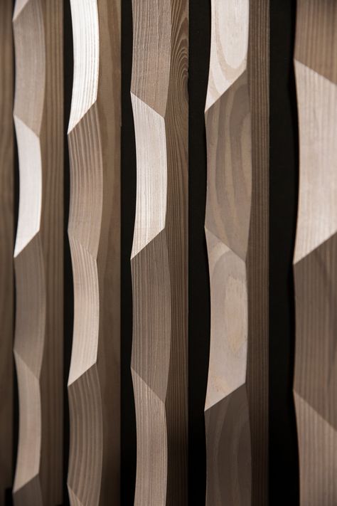 SCALE linea 3D, panneaux acoustiques en bois, solution architecturale extérieur, intérieur pour plafond et mur. Fabricant Laudescher design woodlabo #panneau #acoustique #bois #bardage #claire #voie #architecturale #exterieur #interieur #mur #plafond #revetement #habillage #ligné #decoratif #mural #phonique #graphique #polygone #claustra #architecte Architectural Wall Panel, Tv Fal, Millwork Details, Wood Cladding, Partition Design, Interior Wall Design, Wood Panels, Wall Finishes, Materials And Textures