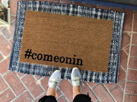 Hashtag #comeonin Doormat / Housewarming Gift / Funny Doormat / Doormat / Custom Doormat / Welcome M Southern Front Porches, Coir Rug, Funny Welcome Mat, Monogram Door Mat, Doormat Funny, Weathered Paint, Front Door Mat, Unique Housewarming Gifts, Funny Doormats