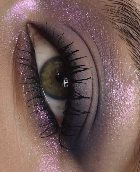 Purple Eyeshadow Hazel Eyes, Romantic Goth Aesthetic Makeup, Purple Grunge Makeup, Dark Pink Eyeshadow, Dark Purple Makeup, Goth Aesthetic Makeup, Dark Purple Eyeshadow, Emo Eye Makeup, Purple Glitter Makeup