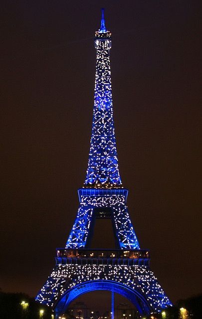 Eiffel Tower lit up at night Efile Tower, Eiffel Tower Lights, Paris Lights, Eiffel Tower At Night, Blue Stuff, Boat Parade, France Eiffel Tower, Paris Vibes, Iphone Wallpaper Video