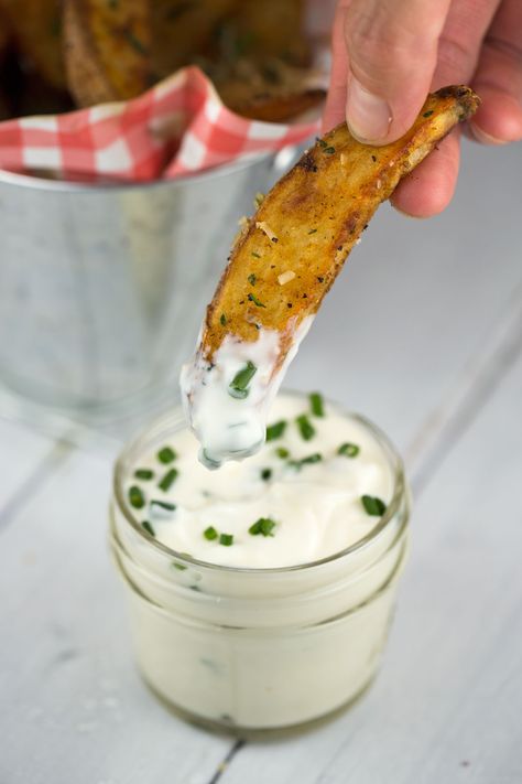 Crispy oven baked potato wedges being dipped in sour cream | jessicagavin.com Creme Fraiche Dip, Parsley Dip, Oven Baked Potato Wedges, Sour Cream Dipping Sauce, Chive Sauce, Oven Baked Potato, Vegetarian Gourmet, Potato Sauce, Baked Potato Wedges