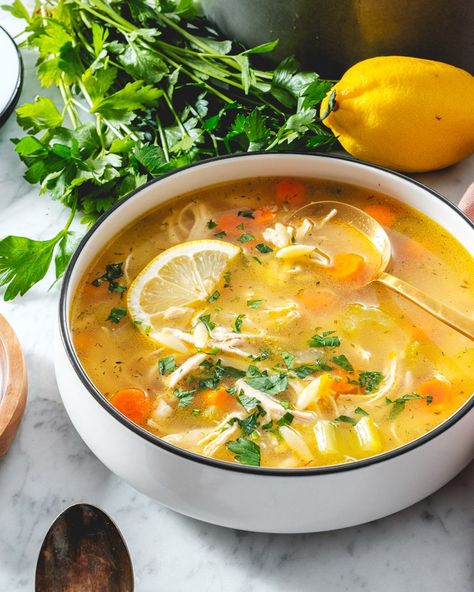 Craving something bright and flavorful? This lemon chicken orzo soup is packed with tender chicken, fluffy orzo pasta, and a zesty lemon broth for a comforting meal. #lemonchickenorzosoup #orzosoup #chickensoup #orzo #chicken #lemon #easysoup #souprecipe #easydinner #chickendinner #chickenrecipe #dinnerideas #souprecipes #easydinnerideas Fried Neckbones, Chicken Orzo Pasta, Lemon Orzo Soup, Lemon Chicken Orzo, Lemon Quinoa, Dump Recipes, Chicken Lemon, Lemon Soup, Chicken Risotto