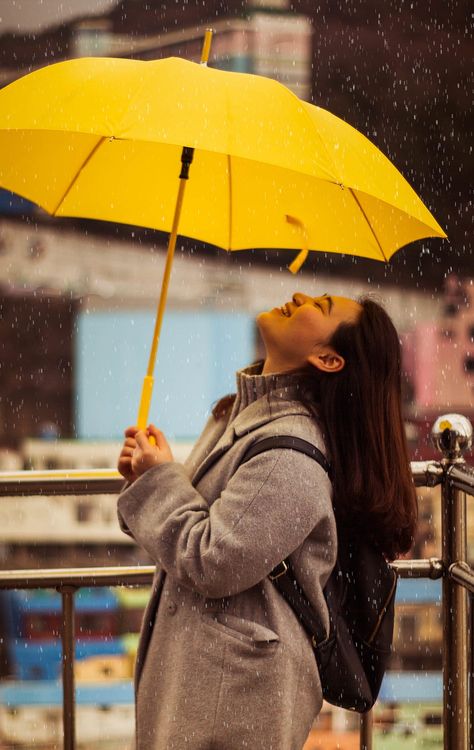 Worth a watch Rainy Mood, Umbrella Photography, Charlie Brown Jr, Umbrella Photo, An American In Paris, Rain Photo, Pink Umbrella, Yellow Umbrella, Black Umbrella