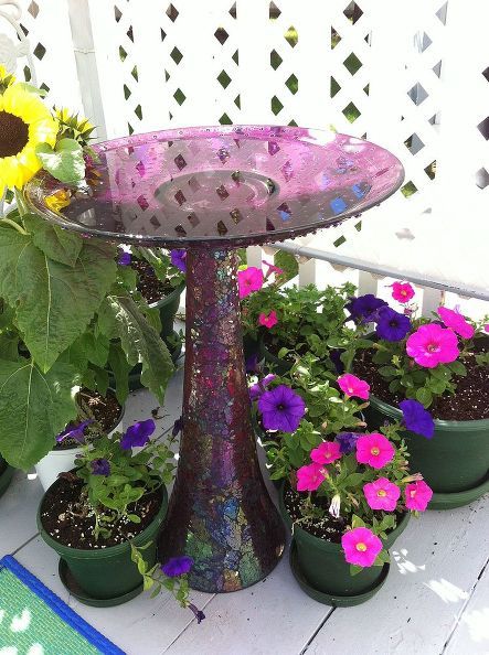 gardening bird bath vase and plate, crafts, repurposing upcycling Garden Totem, Cobalt Blue Vase, Diy Bird Bath, Glass Garden Art, Diy Birds, Beautiful Flowers Garden, Charming Garden, Plants And Flowers, Glass Garden