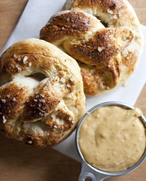 Homemade Pub Pretzel with Smoked Gouda & Cheddar Beer Dipping Sauce.  #beer #food #fathersday Halloween Food Snacks, Beer Cheese Sauce, Warm Appetizers, Fruit Dips, Pretzel Cheese, Beer Cheese Dip, Cheese Sauce Recipe, Crowd Pleasing Appetizers, Pretzels Recipe