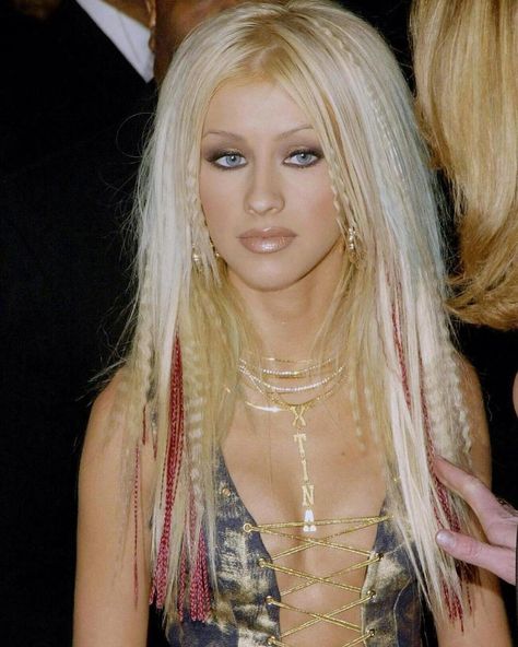 Crimped hair is an early 2000s fashion trend that deserves a massive comeback. We'd like to nominate Britney to be the face of this campaign 💅 Early 2000s Hair, Early 2000s Hairstyles, 2000 Hair, Early 2000s Fashion Trends, 2000s Hair, 2000s Hairstyles, Mcbling Fashion, Y2k Makeup, 2000s Fashion Trends