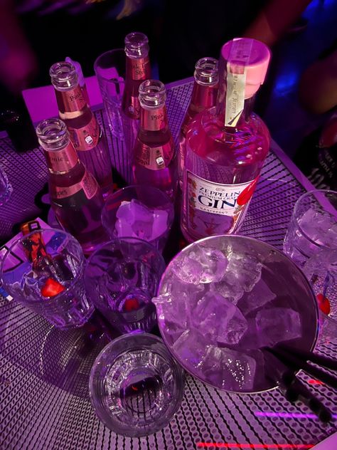 Alcoholic Drinks Aesthetic Party, Night Club Aesthetic, Pretty Alcoholic Drinks, Nightclub Aesthetic, Birthday Club, Bday Party Theme, Night Club Outfits, Alcohol Aesthetic, Birthday Party Theme Decorations