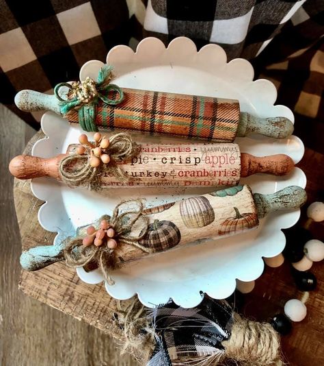 paint the ends of the rolling pins (found at Hobby Lobby) and then mod podge scrapbook paper onto them. Seal them with mod podge, distress them with antique wax, and embellished them with jute and floral. Dollar Store Fall Crafts, Rolling Pin Crafts, Noodle Boards, Mini Rolling Pins, Pin Crafts, Lazy Susans, Country Decorating, Rolling Pins, Fall Halloween Crafts