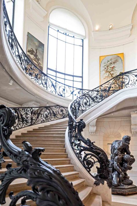 Museum Staircase, Parisian Mansion, Small Palace, Parisian Architecture, Center Tables, Museum Architecture, Living In Paris, Art Deco Architecture, Paris Apartments