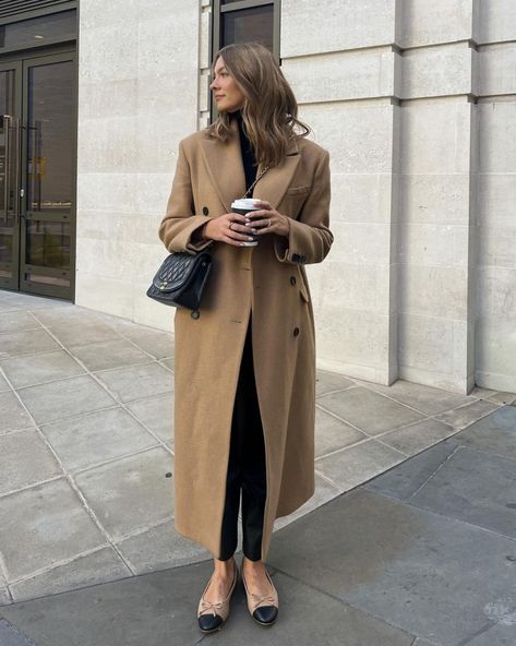 The Timeless Appeal of the Camel Coat Camel Coat Outfit Winter Style, Coat Outfit Ideas For Women, Camel Winter Coat, Coat Outfit Ideas, Rome Outfits, Coat Outfit Casual, Long Coat Outfit, Camel Outfit, Camel Coat Outfit