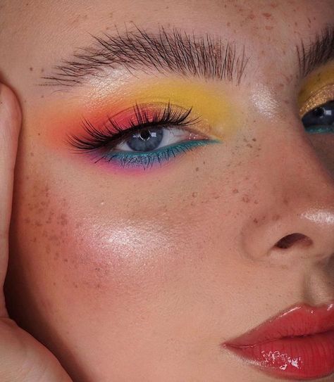 Muy fácil y bonito ✨ Festival Make Up, Pride Makeup, Swag Makeup, Smink Inspiration, Dope Makeup, Makijaż Smokey Eye, Eye Makeup Designs, Colorful Eye Makeup, Makeup Eye Looks