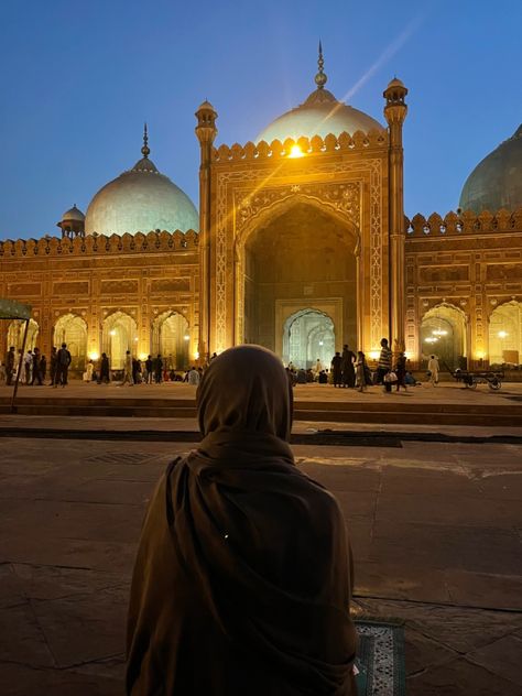 Ramzan Vibes Aesthetic, Taraweeh Aesthetic, Ramzan Aesthetic, Aesthetic Ramadan Pics, Pakistan Masjid, Lahore Aesthetic, Ramadan Taraweeh, Ramadan Vibe, Praying In Mosque Aesthetic