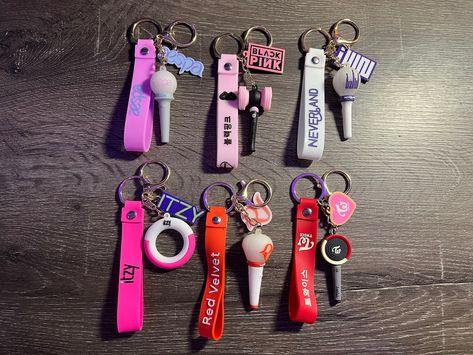 Show your love for your favorite boy group with these cute lightstick keychain straps! Straps are made of sturdy silicone with a silicone lightstick charm and an acrylic charm. These keychains make a great addition to your keys, bag, or lightstick! Choose to attach this to your bag or keys with either the included split ring or large lobster clasp. Cute Lightstick, Blackpink Keychain, Blackpink Lightstick, Kpop Shop, Pop Stickers, Tanah Liat, Rock Painting Patterns, Couple Tshirts, Kpop Merch