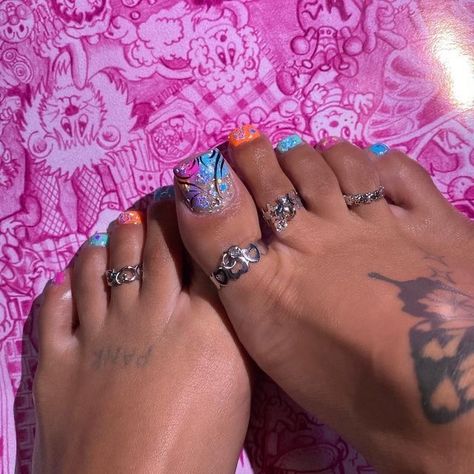 2000s Toe Nail Designs, 2000s Toe Nail Art, 90s Pedicure, 90s Toe Nail Designs, Y2k Toenails, Oldies Nails, Nail Designs Toenails, Nails 23, Toenail Art Designs