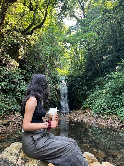 Pose For Waterfall, Waterfall Poses Photo Ideas, Nature Girlie, Waterfall Poses, Waterfall Picture Ideas, Flower Bookey, Hiking Picture Ideas, Cute Miss You, Fb Profile Photo