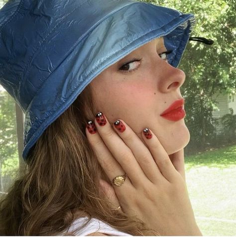 Ladybug Makeup, Nails Hippie, Ladybug Vintage, Hottest Summer Nails, Daisy Acrylic Nails, Ladybug Nails, Artistic Nails, Cow Nails, Hippie Nails