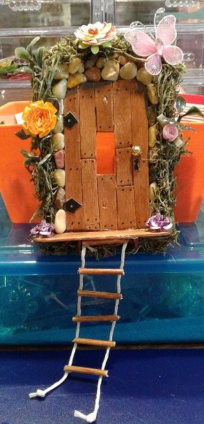 Fairy door made using light switch cover as base. Light Switch Decor Diy, Cool Light Switch Covers Diy, Diy Fairy Wall Decor, Light Switch Covers Ideas, Light Switch Art Diy, Light Cover Painting Ideas, Garden Fairy Bedroom, Light Switch Covers Aesthetic, Cute Lightswitch Ideas