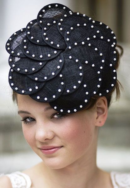 Fascinator Hats Diy, Mad Hat, Sinamay Fascinator, Derby Fascinator, Black Fascinator, Sinamay Hats, Couture Hats, Fascinator Hairstyles, Crazy Hats