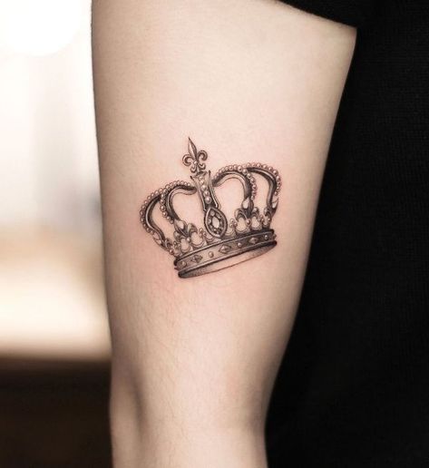 Royalty Tattoo For Women, Tatoo Crown, Princess Crown Tattoos, Tiara Tattoo, King Crown Tattoo, Queen Tattoo Designs, Crown Tattoos For Women, Queen Crown Tattoo, Small Crown Tattoo