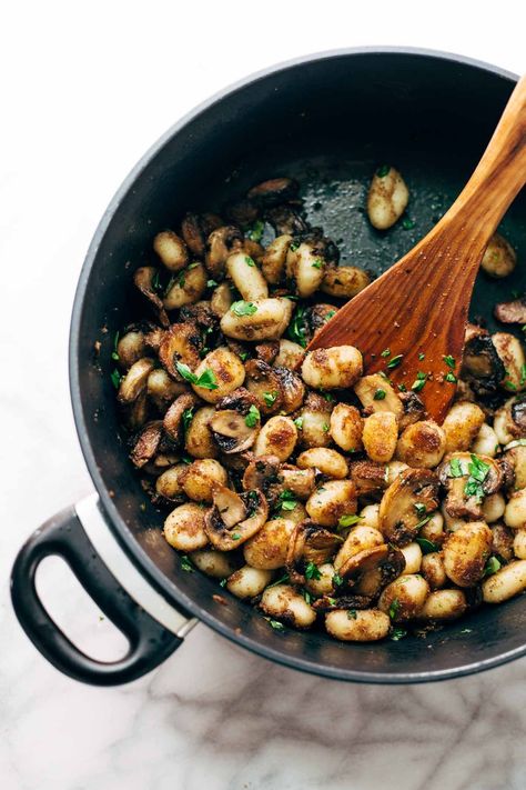 Mushroom Gnocchi with Walnut Pesto and Arugula - a rustic vegetarian recipe made with easy ingredients like Parmesan cheese, garlic, olive oil, arugula, mushrooms, and DeLallo potato gnocchi. Comes together in 30 minutes or less! ♡ | pinchofyum.com Mushroom Gnocchi, Fajita Mix, Vegetarian Bowls, Pinch Of Yum, Walnut Pesto, Carlsbad Cravings, Cooking Seafood, Meals To Make, Bowl Food