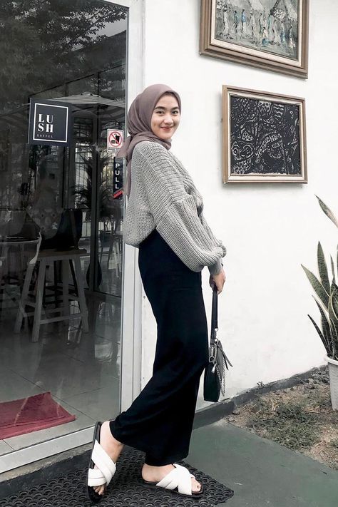 Follow Me ! Cewe Hijab Remaja Outfit  Simple Jeans #ootd #hijab #remaja Ootd Night Ride Hijab, Ootd Hijab Casual Simple, Outfit Hijab Simple, Fesyen Korea, Ootd Pinterest, Outfit Hijab Casual, Hijab Trends, Hijabi Fashion Casual, Hijab Ootd