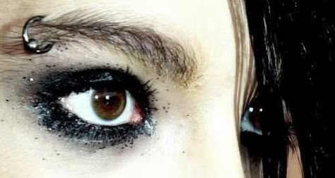 Bill Kaulitz Makeup, Emo Eye Makeup, Makeup Tumblr, Y2k Wallpaper, Eyebrow Piercing, Male Makeup, I Go Crazy, Tokyo Hotels, Bill Kaulitz